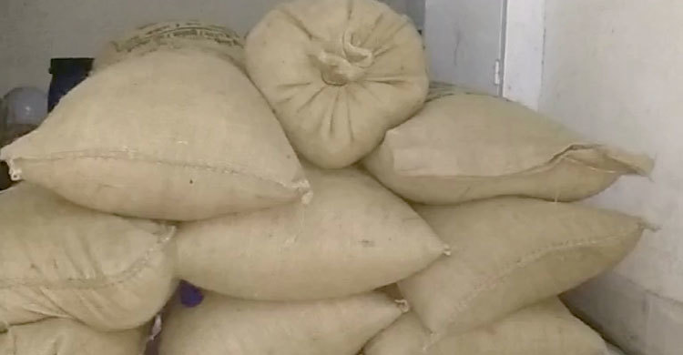 চাল আত্মসাতের অভিযোগে নারী মেম্বার আটক