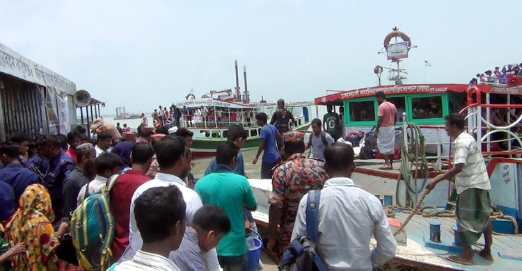 কাঁঠালবাড়ি ঘাটে তিল ধারণের ঠাঁই নেই