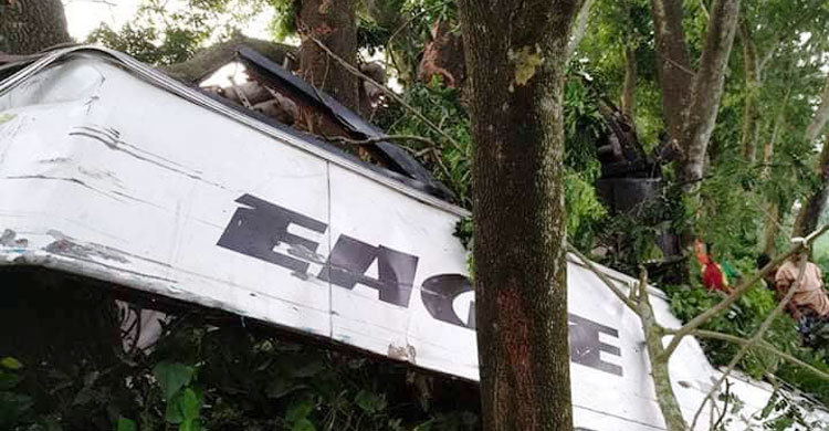 মাদারীপুরে বাস উল্টে চালক নিহত