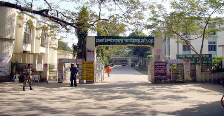 মাগুরায়ও হেলমেট ছাড়া তেল নয়