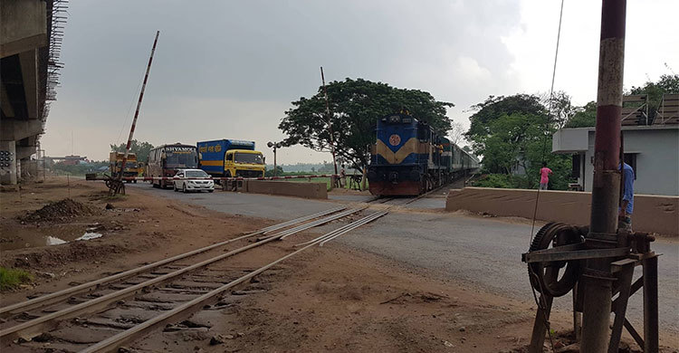 ট্রেন যাওয়ার সময় খুলে পড়ে রেললাইনের নাট