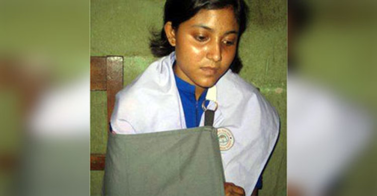 শিক্ষার্থীর হাত ভেঙে দেয়ায় শিক্ষিকা বরখাস্ত