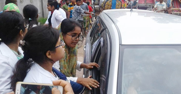 মির্জাপুরে চালকদের লাইসেন্স দেখলেন মেডিকেল শিক্ষার্থীরা