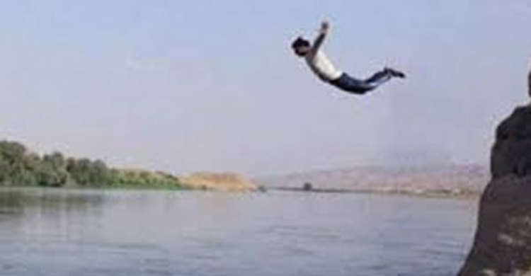 জীবন বাঁচাতে নদীতে ঝাঁপ, কিশোর নিখোঁজ