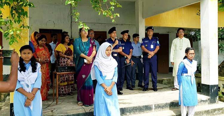 ইভটিজিং প্রতিরোধ করে পুরস্কার পেল তিন কিশোরী