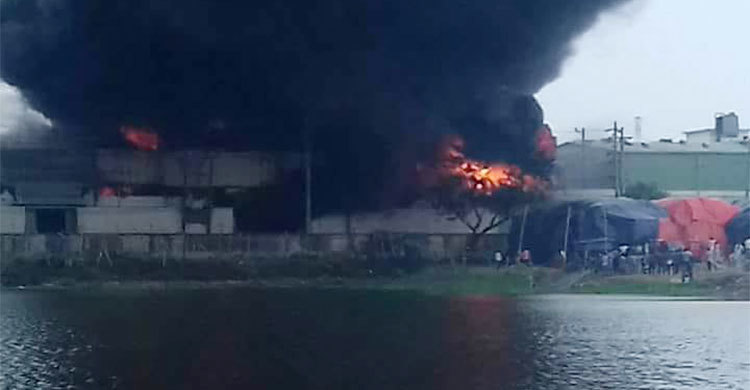 ফতুল্লায় টায়ার কারখানার গোডাউনে আগুন