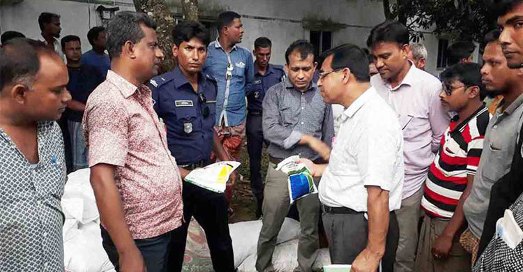 বালুতে রং মিশিয়ে দানাদার কীটনাশক তৈরি