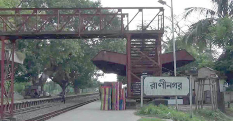 ব্রিজে ধাক্কা লেগে ছিটকে গেলেন ট্রেনযাত্রী