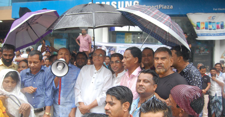 নারায়ণগঞ্জে বৃষ্টিতে ভিজে বিএনপির অনশন