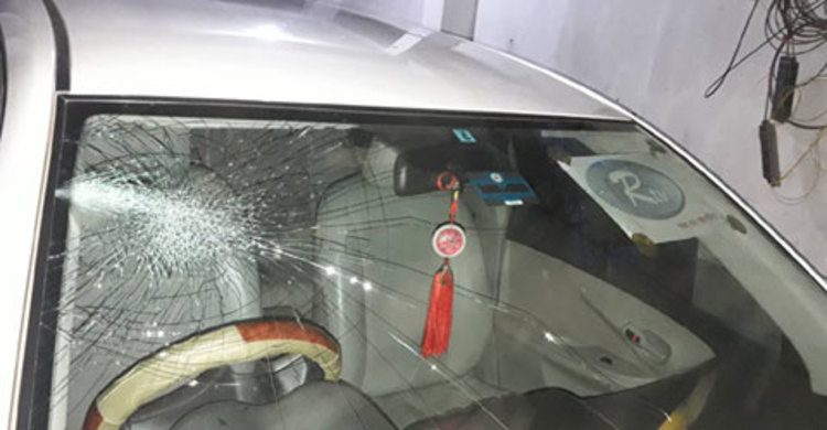 নরসিংদীতে সাংবাদিকের ওপর সন্ত্রাসী হামলা, গাড়ি ভাঙচুর