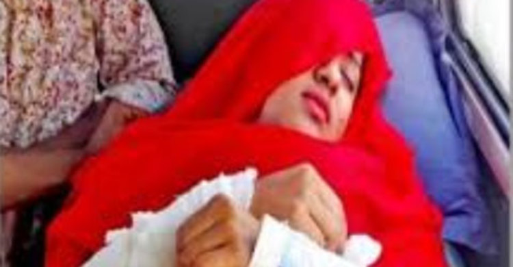 পেটে আঘাতের পর বখাটের ছুরি ধরে ফেলল ছাত্রী