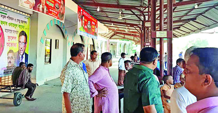 তবে কি কেবল মন্ত্রীর জন্যই?