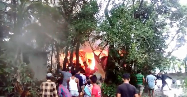 নোয়াখালীতে অগ্নিকাণ্ডে ১০ লাখ টাকার ক্ষতি