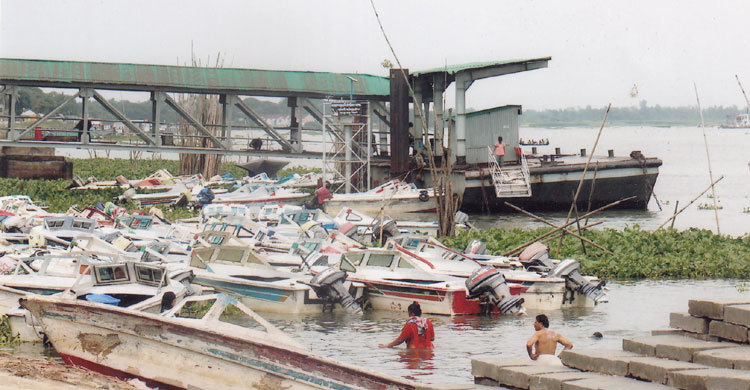কেরানিকে লাঞ্ছিত করায় লঞ্চ মালিক শ্রমিকদের বন্দর ত্যাগ