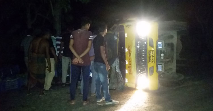 নওগাঁয় ট্রাক উল্টে হেলপার নিহত