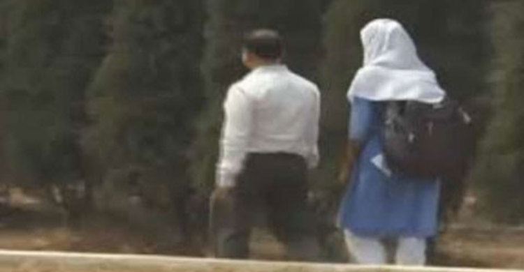 ছাত্রীকে বিয়ে করে চাকরি হারালেন শিক্ষক