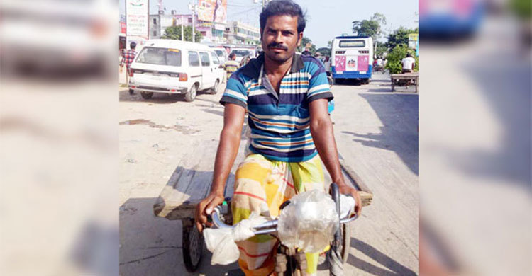 প্রবাসীর আড়াই লাখ টাকা ফিরিয়ে দিলেন ভ্যানচালক