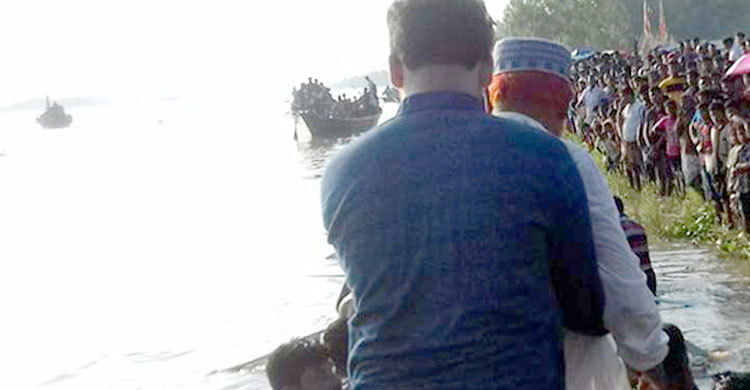 পাবনায় পদ্মা নদীতে নৌকা ডুবে তিনজন নিখোঁজ