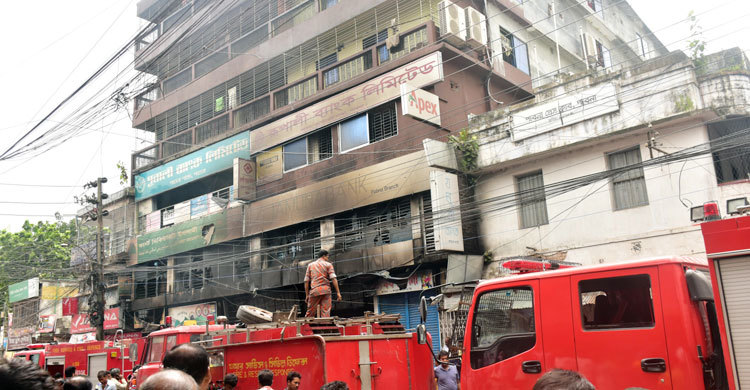 পাবনায় বাণিজ্যিক ভবনে আগুন, ১০ ব্যবসা প্রতিষ্ঠান ভস্মীভূত