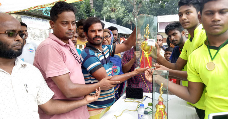 আলোচিত সেই রিকশাচালককে প্রধান অতিথি করলো শিক্ষার্থীরা