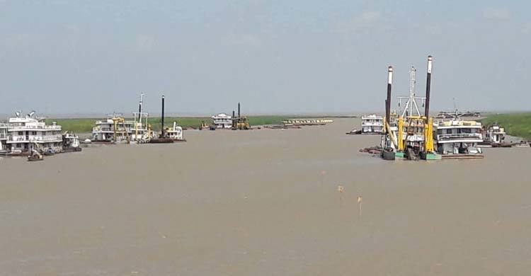 কাঁঠালবাড়ী রুটে ফেরি চলে তো চলে না