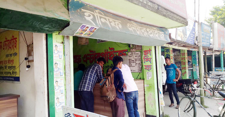 কাউন্টারে টিকেট নেই, বেশি দামে নিতে হচ্ছে সিন্ডিকেট থেকে