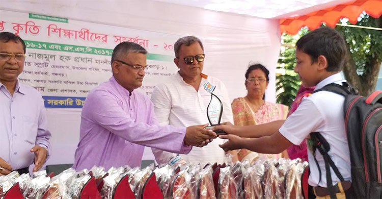 পঞ্চগড়ে কৃতি শিক্ষার্থীদের সংবর্ধনা