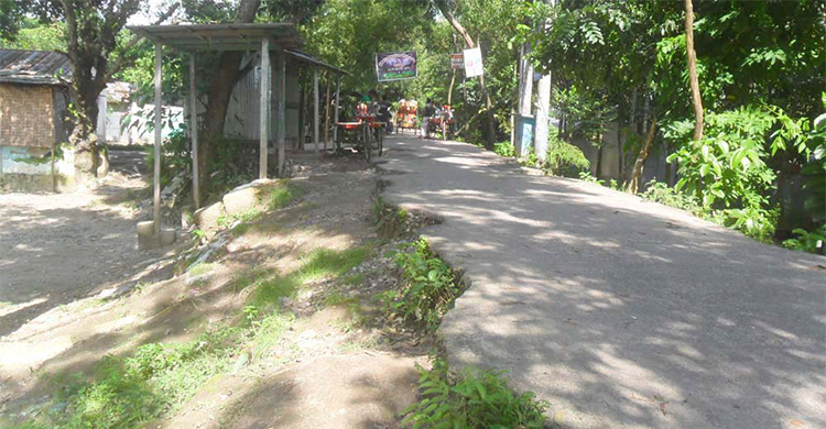 বন্যা নিয়ন্ত্রণ বাঁধের রাস্তা নিয়ে দুই দফতরের রশি টানাটানি