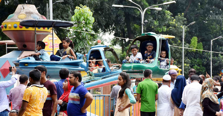 ভিড়েও আনন্দে শিশুরা