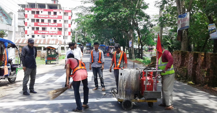 শিক্ষা প্রতিষ্ঠানের সামনে জেব্রা ক্রসিং