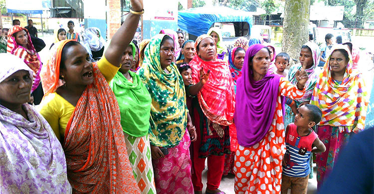 গাছতলায় সন্তান প্রসব, স্বাস্থ্য কমপ্লেক্স ঘেরাও করলেন নারীরা