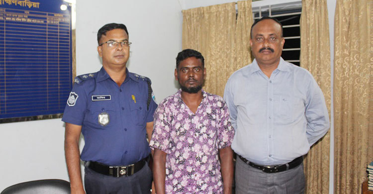 দাফনের পর সোনারগাঁয়ে ঘোরাঘুরি করছিল আসাদুল্লাহ