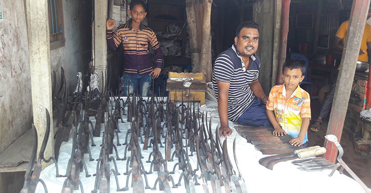 নাওয়া-খাওয়া ভুলে কাজে ব্যস্ত কামাররা