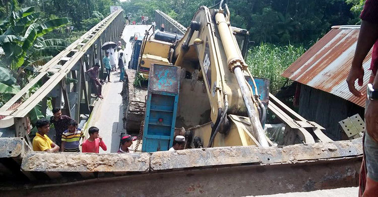 মঠবাড়িয়ায় ব্রিজ ভেঙে খালে, ১২ রুটে যোগাযোগ বিচ্ছিন্ন