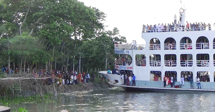 ঘাট নেই পন্টুন নেই, নদীর কূলে ভিড়ছে লঞ্চ