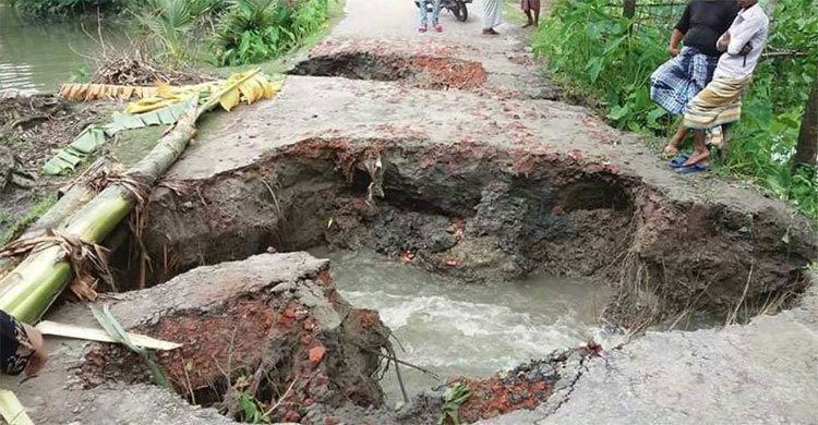 পিরোজপুরে সড়ক দেবে যোগাযোগ বিচ্ছিন্ন