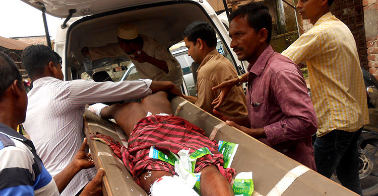 ট্রলারের ওপর দিয়ে চলে গেল লঞ্চ, চালকের পা বিচ্ছিন্ন