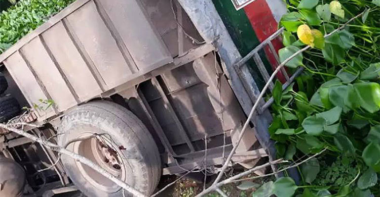 নিয়ন্ত্রণ হারিয়ে বিআরটিসি বাস খালে