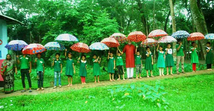বর্ষায় স্কুলে যাওয়ার প্রবণতা বাড়াতে ছাতা বিতরণ