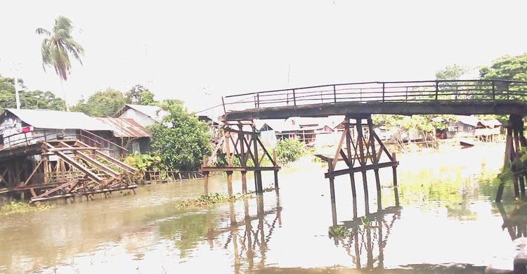 বাল্কহেডের ধাক্কায় ব্রিজ ভেঙে ২০ হাজার মানুষের ভোগান্তি