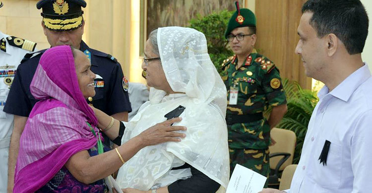 খেতাবপ্রাপ্ত মুক্তিযোদ্ধাদের আর্থিক সহায়তা দিলেন প্রধানমন্ত্রী