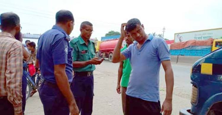 ঢাকা-চট্টগ্রাম মহাসড়কে পুলিশ ভ্যানে হামলা