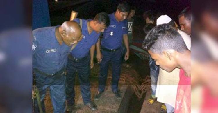 লঞ্চঘাটে দুই পন্টুলের ফাঁকে পড়ে বৃদ্ধা নিখোঁজ