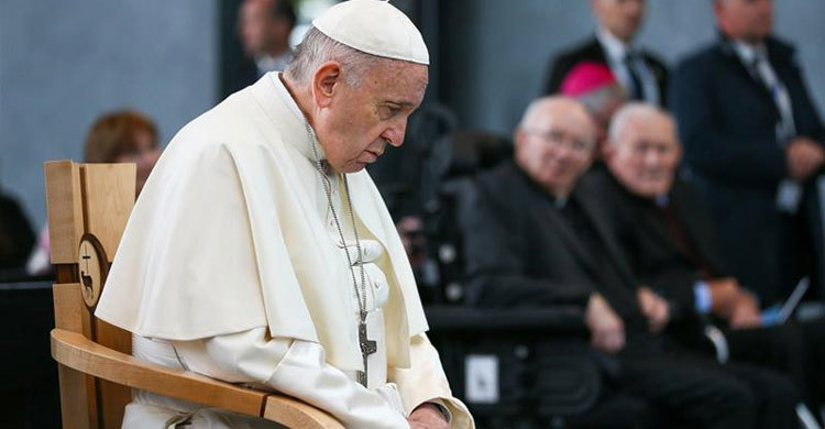 Ex-Vatican envoy urges Pope Francis to resign over abuse case