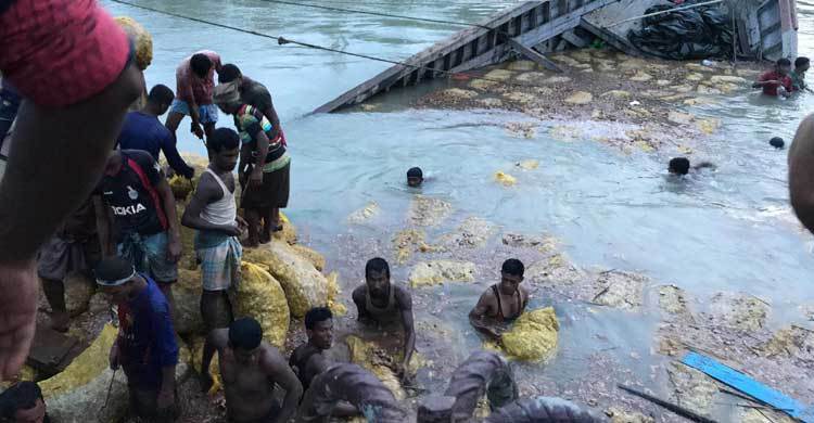 টেকনাফ স্থলবন্দরে অর্ধকোটি টাকার মসলাবোঝাই ট্রলার ডুবি