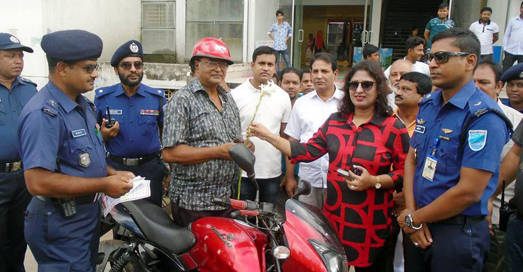 কাগজ থাকলে ফুল না থাকলে মামলা