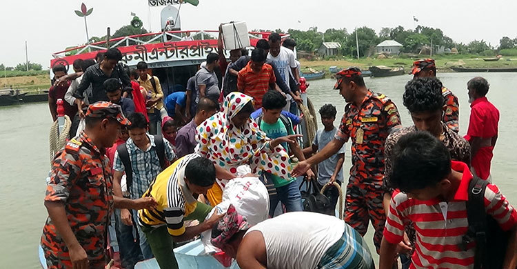 দৌলতদিয়ায় ঘরে ফেরা মানুষের চাপ