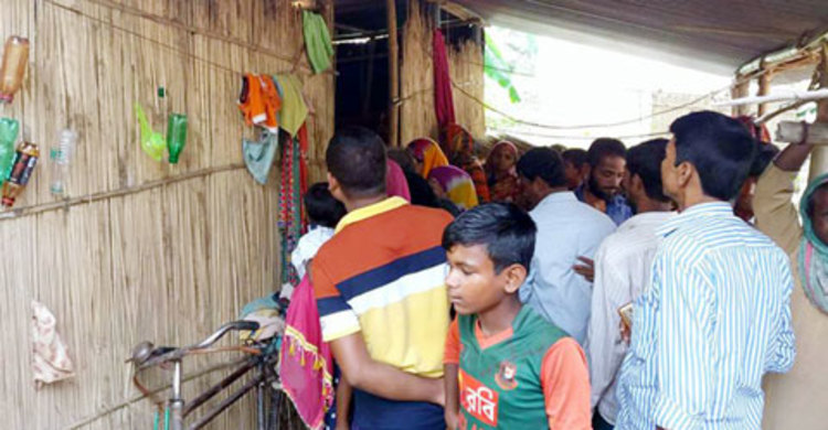 নিজ ঘরে গৃহবধূকে গলা কেটে হত্যা