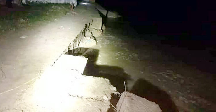 রাজবাড়ীতে ফের পদ্মা তীরের প্রতিরক্ষা বাঁধে ধস