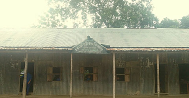 ৫ বছর ধরে প্রধান শিক্ষকের বাড়িতে স্কুলের ১০ কম্পিউটার